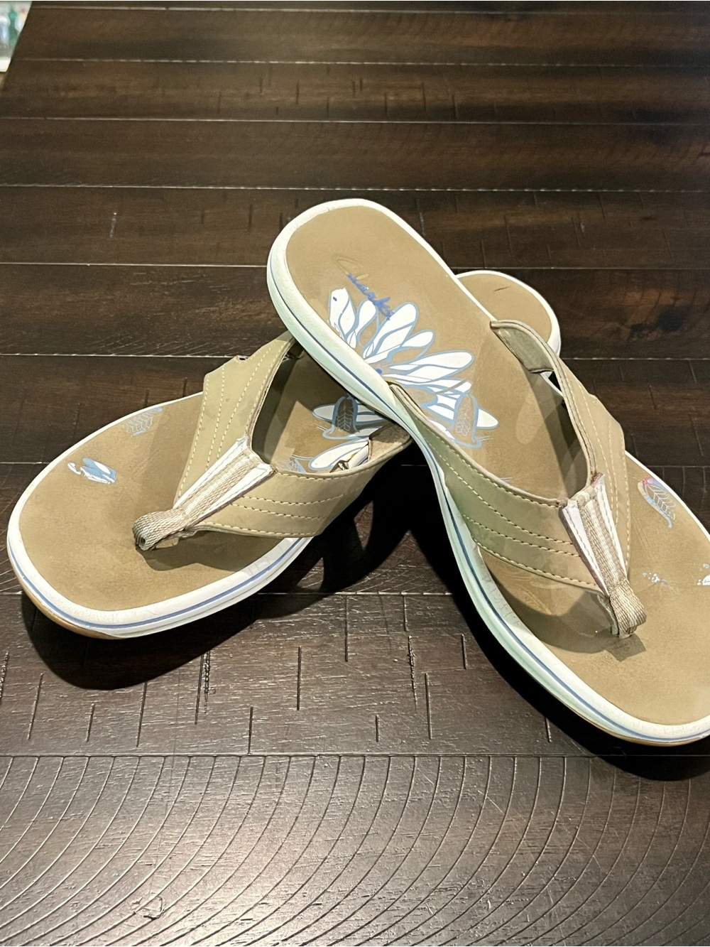 Clark’s Neutral Tan Women's Flip Flop Sandals with White Floral Insole size 9 9M